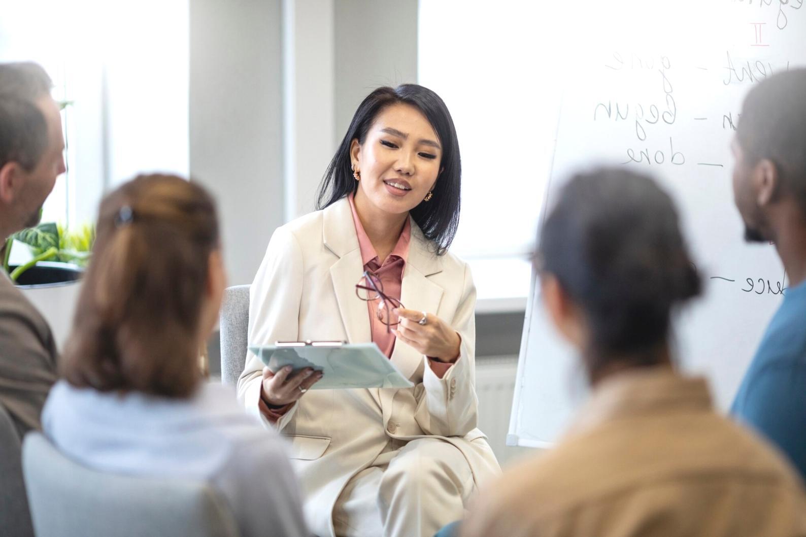 Personne travaillant sur ses finances avec méthode et concentration