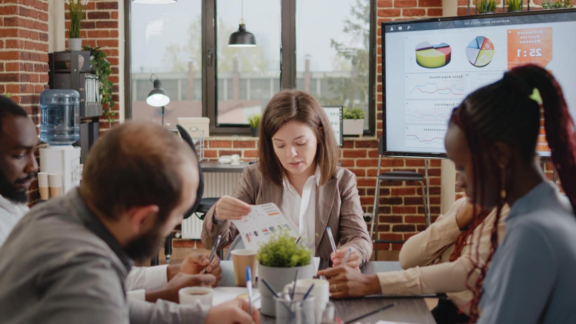 Personne planifiant ses finances avec méthode et organisation